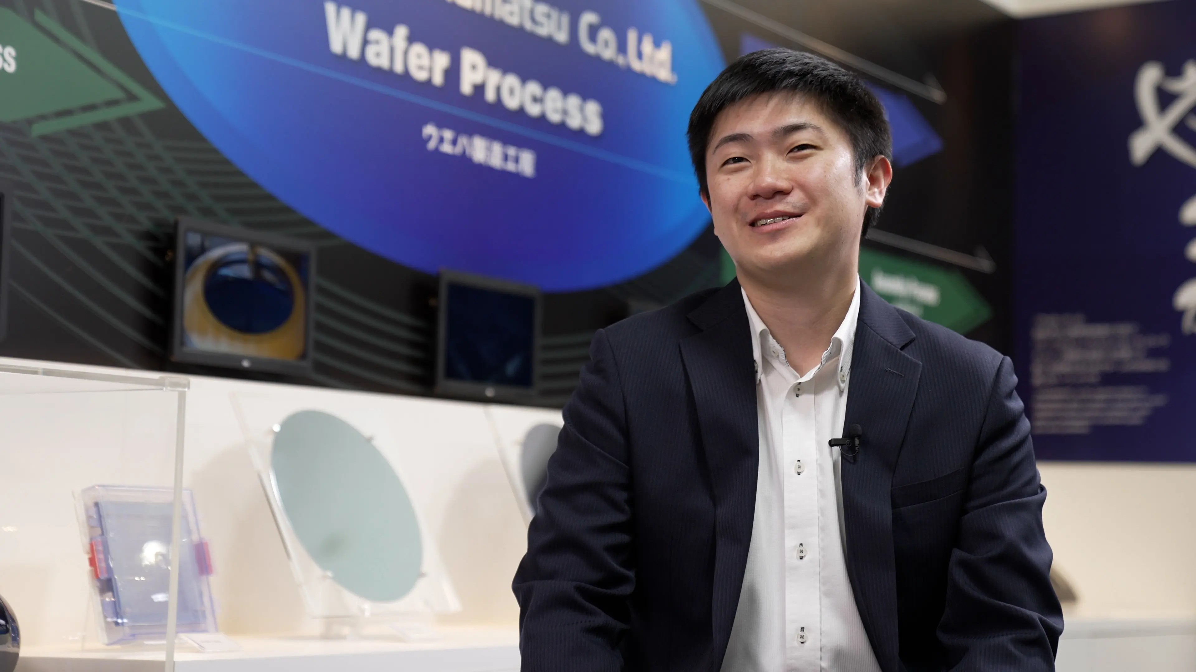 Yoshikazu Gunji ist ein junger Ingenieur. Er ist stolz darauf, sich mit dem globalen GaN-Markt zu beschäftigen und dabei eine eigene Technologie einzusetzen.